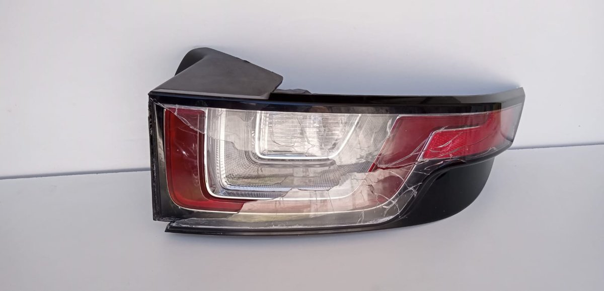 Antes: óptica trasera de una Range Rover Evoque con la tapa rajada y partida