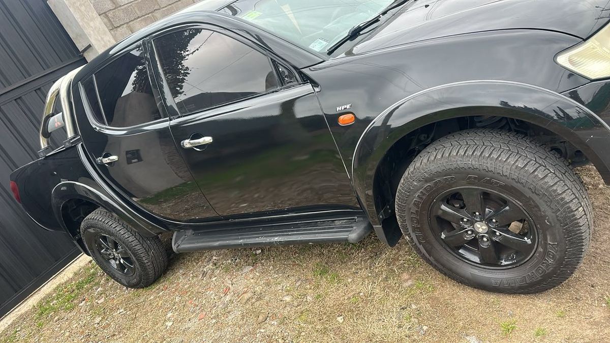 Después: Mitsubishi L200 gris con la carrocería pareja y sin marcas