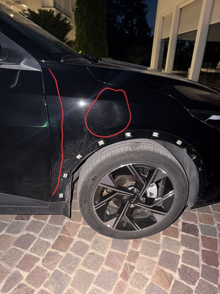 Antes: Kia negra con el sector dañado marcado en rojo para el presupuesto