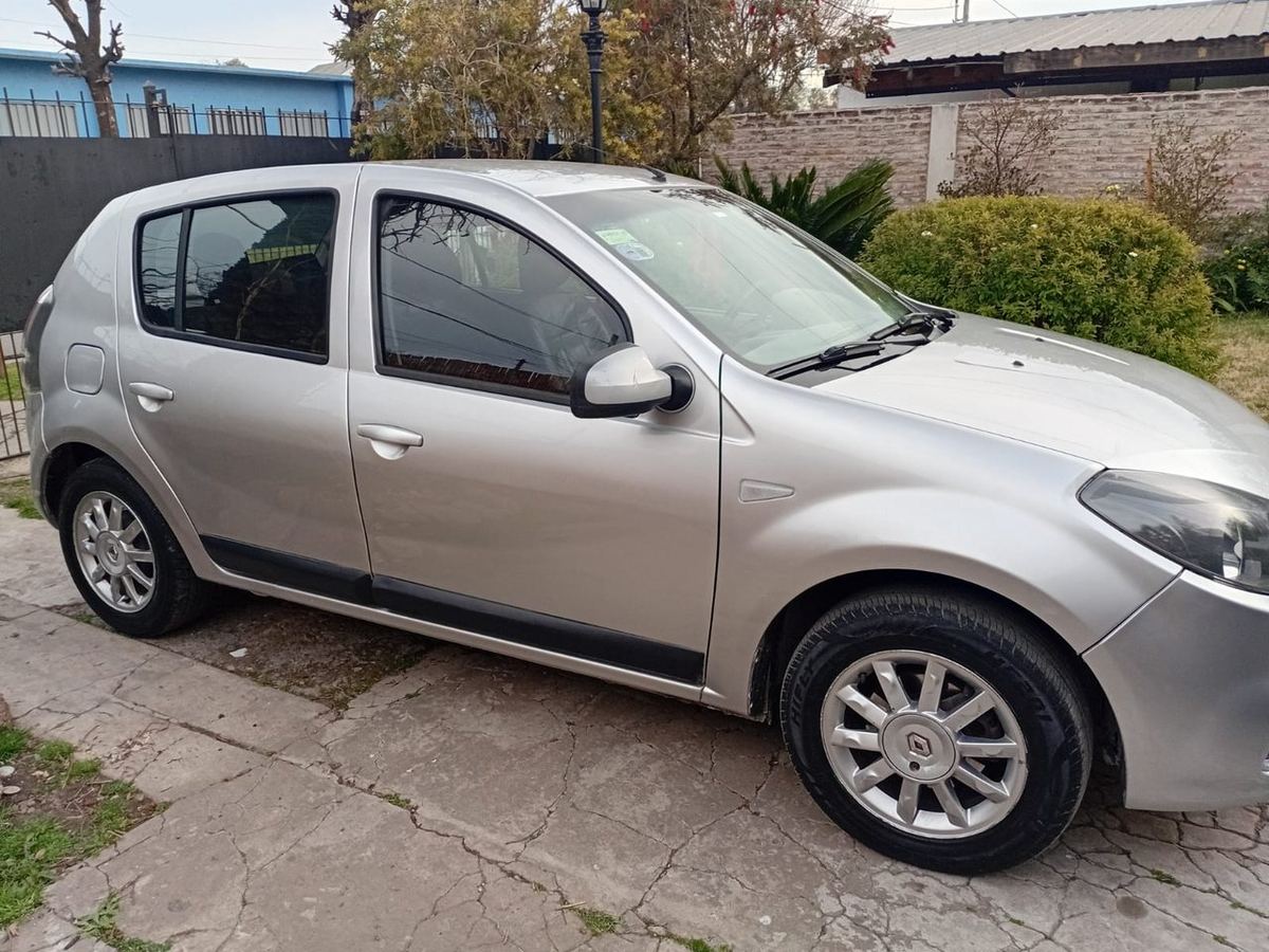 Después: Renault Sandero con las puertas reparadas y pintadas
